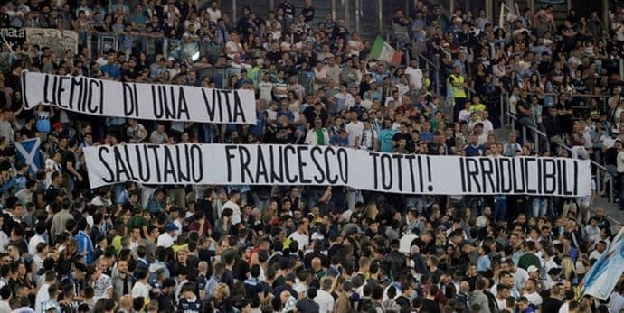 VIDEO: Totiju se poklonili njegovi najveći neprijatelji VIDEO: Totiju se poklonili njegovi najveći neprijatelji