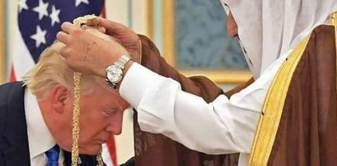 Zlato i dijamanti: Tramp od kralja Salmana dobio jahtu, pištolj, sablju, ogrtače, satove... Zlato i dijamanti: Tramp od kralja Salmana dobio jahtu, pištolj, sablju, ogrtače, satove...