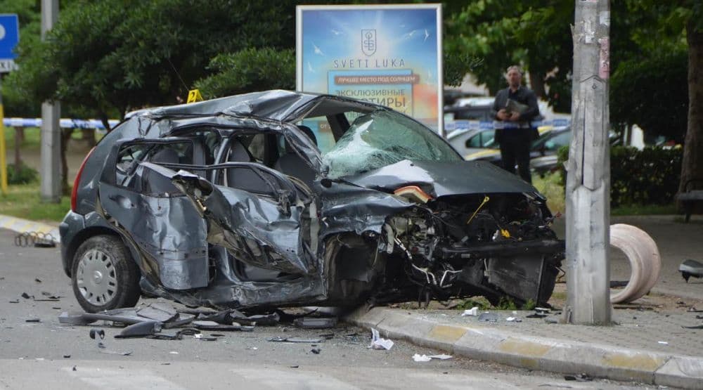 Udes u Baru: Uništen Citroen, kamion završio u izlogu Udes u Baru: Uništen Citroen, kamion završio u izlogu