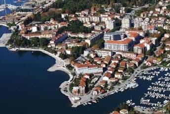 Grade hotel sa pet zvjezdica u okviru akva parka