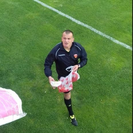 Sudija na utakmici u Tuzima dijelio slatkiše najmlađim gledaocima Sudija na utakmici u Tuzima dijelio slatkiše najmlađim gledaocima