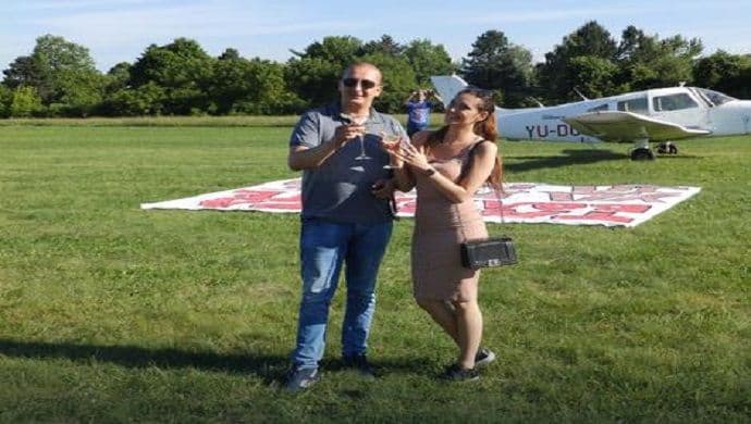 Prosidba u avionu: Iznad grada priređeno nezaboravno iznenađenje Prosidba u avionu: Iznad grada priređeno nezaboravno iznenađenje