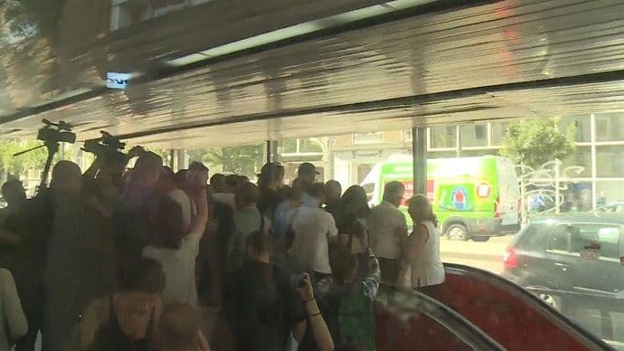 Tuča u prolazu na Terazijama pred mitinge za Vučića Tuča u prolazu na Terazijama pred mitinge za Vučića