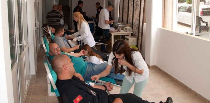 Službenici CB Bar i članovi IPA Sekcije dobrovoljno dali krv Službenici CB Bar i članovi IPA Sekcije dobrovoljno dali krv