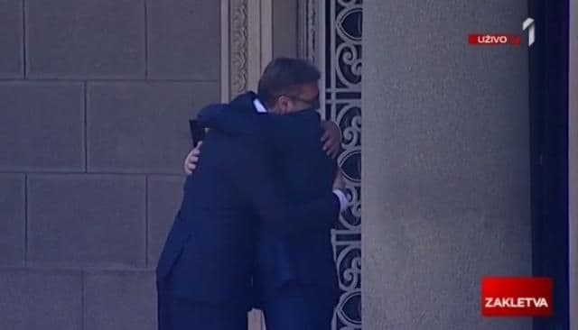 Novi predsjednik ispratio starog: Nikoliću zagrljaj prije penzije  Novi predsjednik ispratio starog: Nikoliću zagrljaj prije penzije