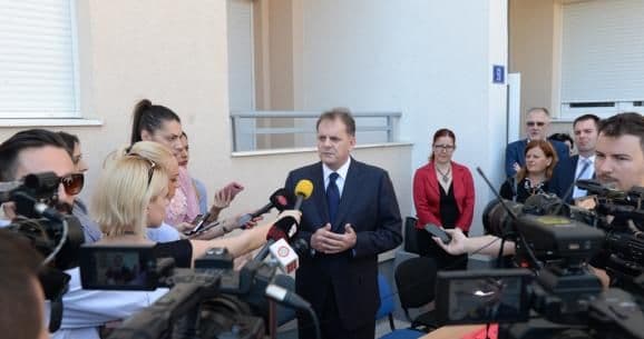 (FOTO) Gradonačelnik uručio ključeve od stanova porodicama u stanju socijalne potrebe (FOTO) Gradonačelnik uručio ključeve od stanova porodicama u stanju socijalne potrebe