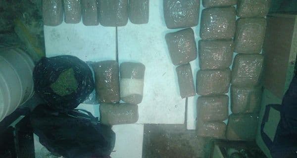 Zaplijenjeno 20 kg droge i oružje, uhapšen i državljanin Crne Gore Zaplijenjeno 20 kg droge i oružje, uhapšen i državljanin Crne Gore