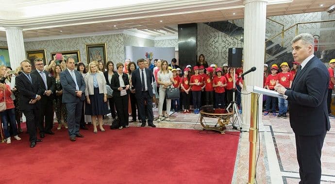 Brajović uručio sertifikate polaznicima Demokratskih radionica Brajović uručio sertifikate polaznicima Demokratskih radionica