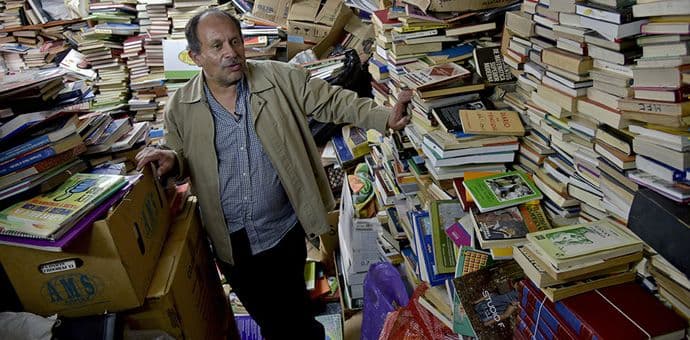 Đubretar sakupljao bačene knjige, pa otvorio biblioteku Đubretar sakupljao bačene knjige, pa otvorio biblioteku