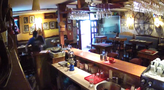 Podgorica: Ukrao novac iz kafića i - dovršio svoju kafu (Video) Podgorica: Ukrao novac iz kafića i - dovršio svoju kafu (Video)