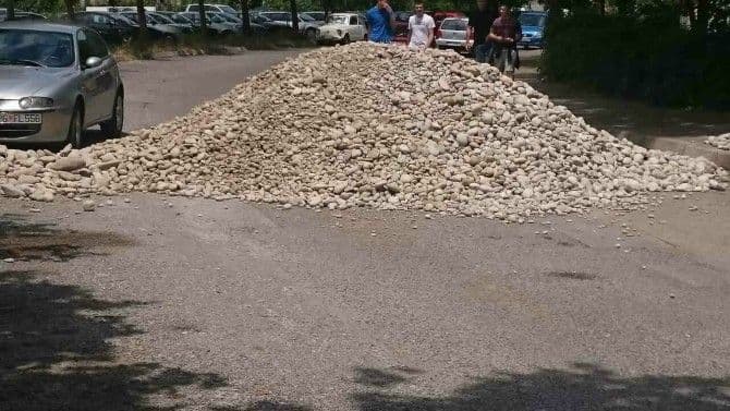STARI PROBLEM NA ZABJELU: Tovarom kamenja blokirali ulicu STARI PROBLEM NA ZABJELU: Tovarom kamenja blokirali ulicu
