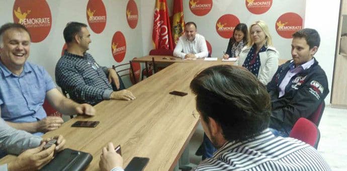 Do posla jedino uz potpis stranačkih šefova Do posla jedino uz potpis stranačkih šefova