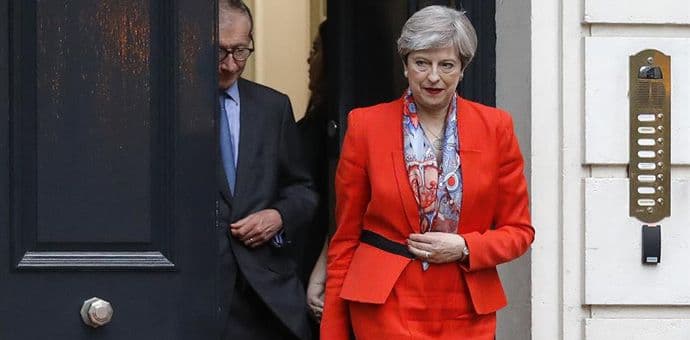 Mej vjeruje da će formirati vladu, Korbin traži njenu ostavku Mej vjeruje da će formirati vladu, Korbin traži njenu ostavku