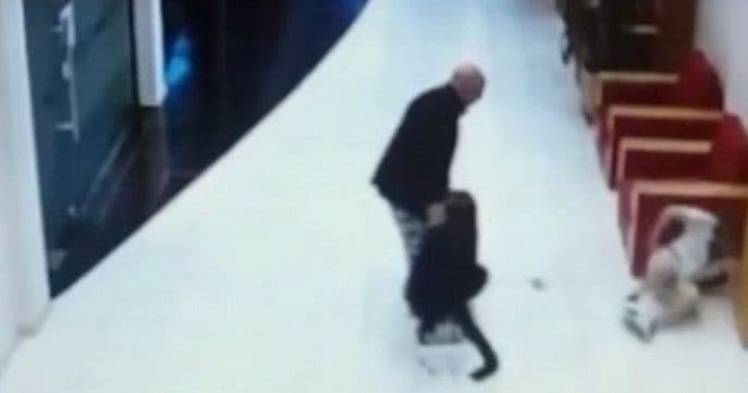 Nevjerovatno: Turista nogom nokautirao sobaricu (VIDEO) Nevjerovatno: Turista nogom nokautirao sobaricu (VIDEO)