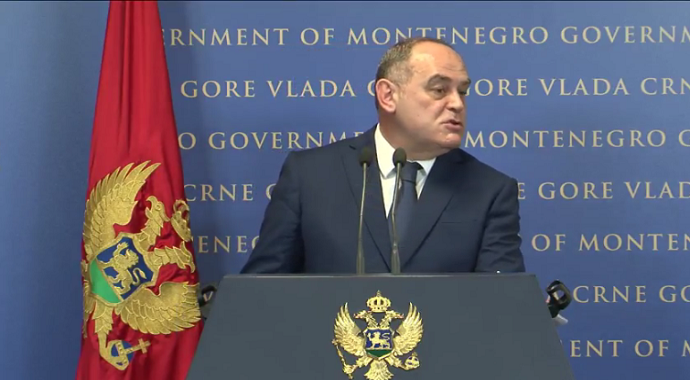 VLADA: Plate funkcionerima se smanjuju, penzije ne, naknade za majke se ukidaju VLADA: Plate funkcionerima se smanjuju, penzije ne, naknade za majke se ukidaju