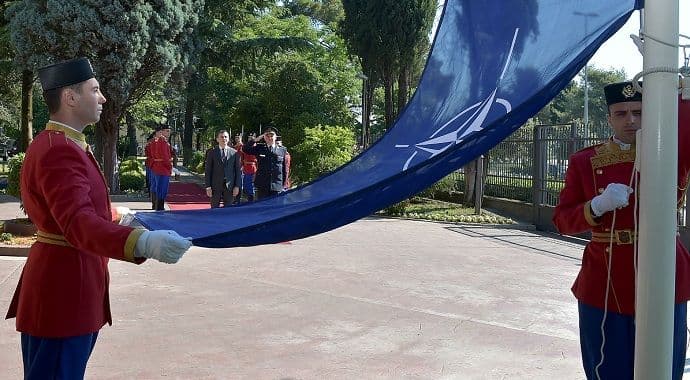 NATO zastava svečano podignuta ispred Ministarstva odbrane i u kasarnama VCG NATO zastava svečano podignuta ispred Ministarstva odbrane i u kasarnama VCG