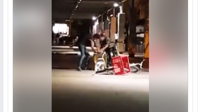 Dvojica momaka gase struju i prekidaju Džada fest (VIDEO) Dvojica momaka gase struju i prekidaju Džada fest (VIDEO)