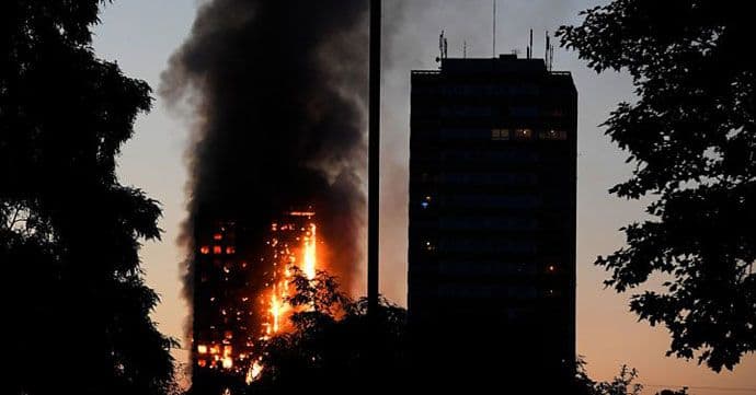 London: Požar guta soliter, ljudi zarobljeni London: Požar guta soliter, ljudi zarobljeni