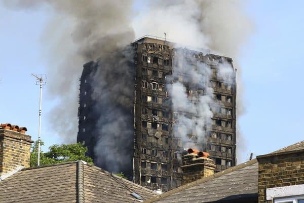 Potvrđena smrt 12 osoba u požaru u londonskom neboderu Potvrđena smrt 12 osoba u požaru u londonskom neboderu