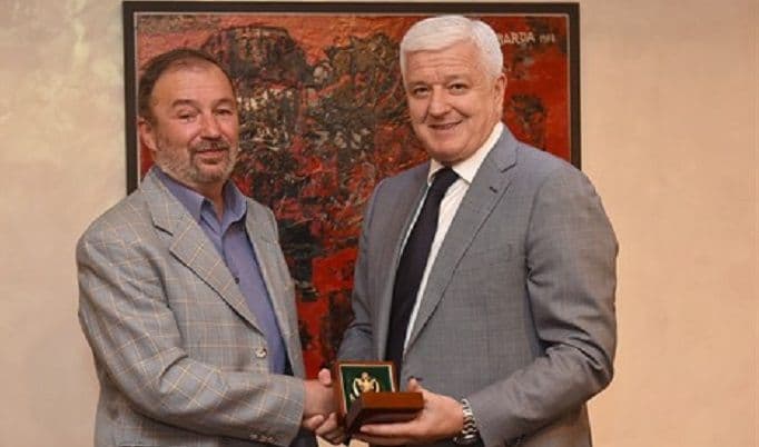 Premijeru predat oficirski grb artiljerijskog brigadira Mitra Martinovića Premijeru predat oficirski grb artiljerijskog brigadira Mitra Martinovića