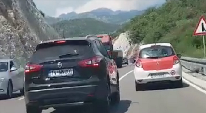 Divljanje službenim vozilom (Video) Divljanje službenim vozilom (Video)