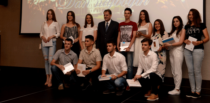 Stijepović nagradio najbolje podgoričke srednjoškolce Stijepović nagradio najbolje podgoričke srednjoškolce