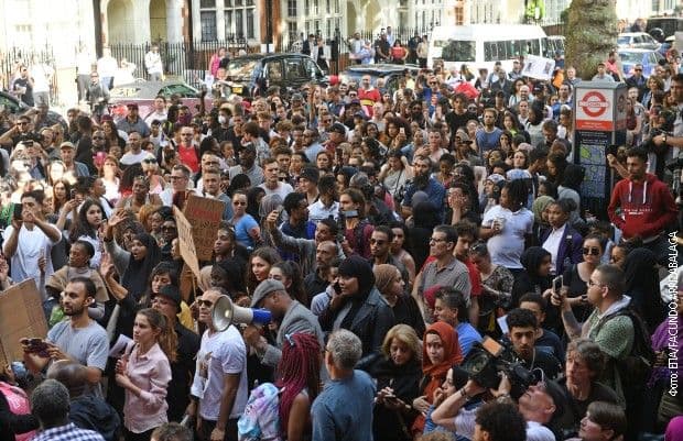 Mej "pobegla" od demonstranata Mej "pobegla" od demonstranata
