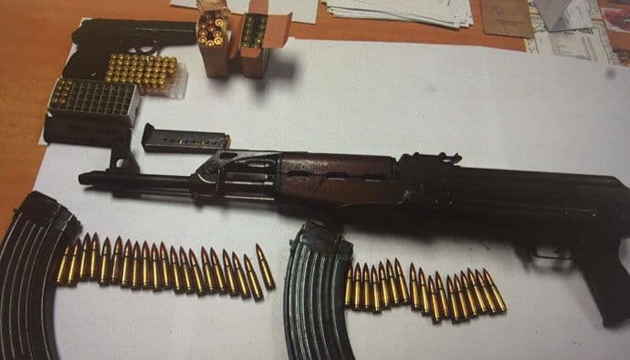 Lišen slobode zbog ilegalnog posjedovanja oružja; sumnjiči se i za nasilje u porodici Lišen slobode zbog ilegalnog posjedovanja oružja; sumnjiči se i za nasilje u porodici