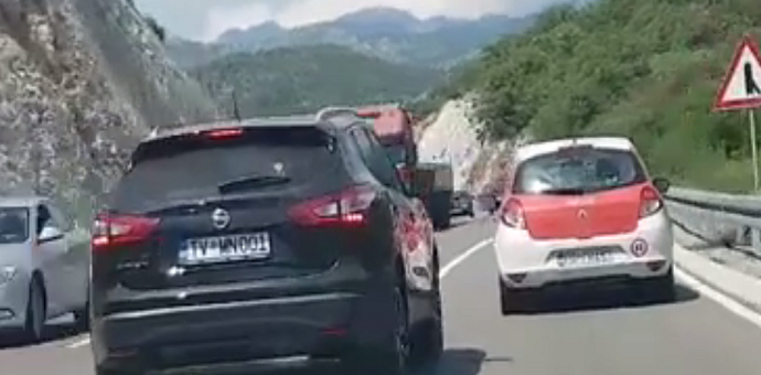 Identifikovan vozač “Nissana” koji je divljao magistralom; dobio kaznu za preticanje Identifikovan vozač “Nissana” koji je divljao magistralom; dobio kaznu za preticanje