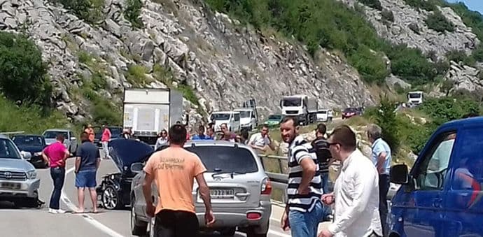 Kilometarske kolone na putu Risan - Nikšić zbog sudara Kilometarske kolone na putu Risan - Nikšić zbog sudara