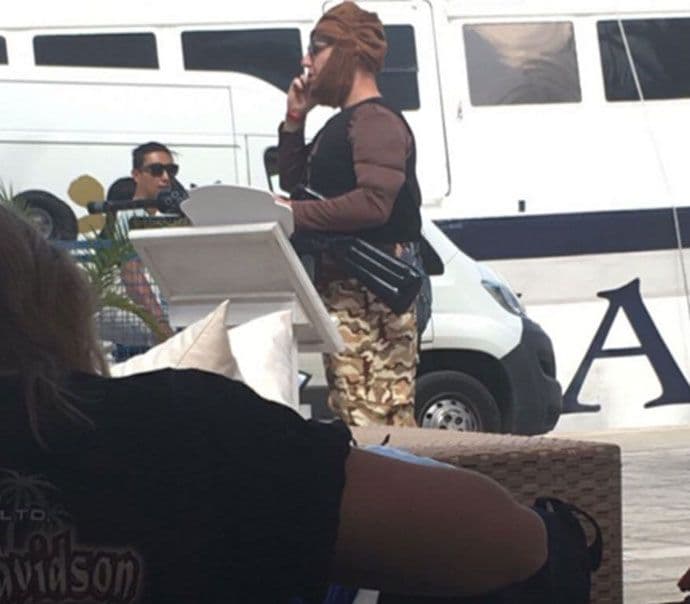 Hvar: Pijani Britanac šetao obučen kao islamski terorista Hvar: Pijani Britanac šetao obučen kao islamski terorista