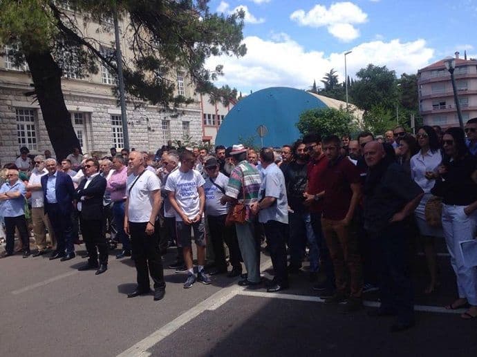 Protest zbog ćirilice: Džaba im sve, u CG se govori srpski! Protest zbog ćirilice: Džaba im sve, u CG se govori srpski!