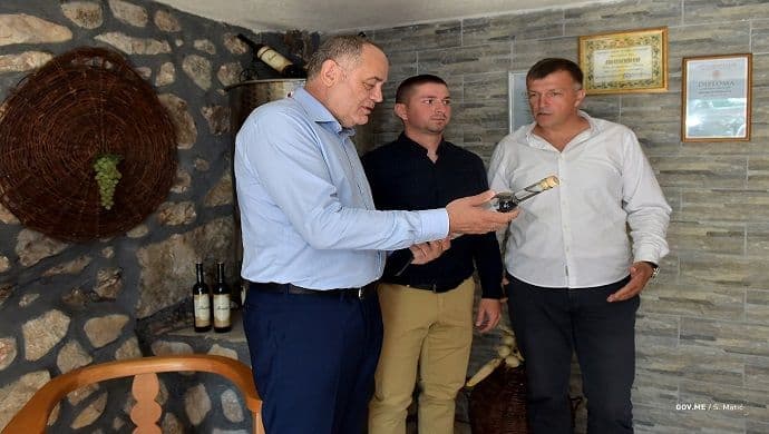 Simović u posjeti mladom poljoprivredniku: Nova energija, na temelju porodične tradicije Simović u posjeti mladom poljoprivredniku: Nova energija, na temelju porodične tradicije