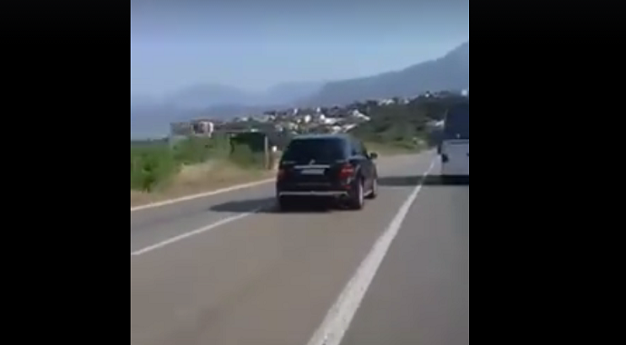 Službenim vozilom preko pune, opet (Video) Službenim vozilom preko pune, opet (Video)