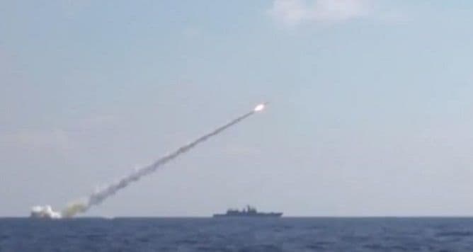 Rusi s ratnih brodova gađali i uništili skladišta ID u Siriji (VIDEO) Rusi s ratnih brodova gađali i uništili skladišta ID u Siriji (VIDEO)