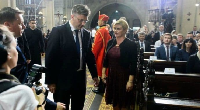 I Kolindi pozlilo u katedrali: Ima problema sa kičmom! I Kolindi pozlilo u katedrali: Ima problema sa kičmom!