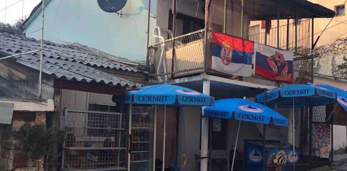 Prekršen zakon: Na ugostiteljskom objektu istaknute srpska i ruska zastava Prekršen zakon: Na ugostiteljskom objektu istaknute srpska i ruska zastava