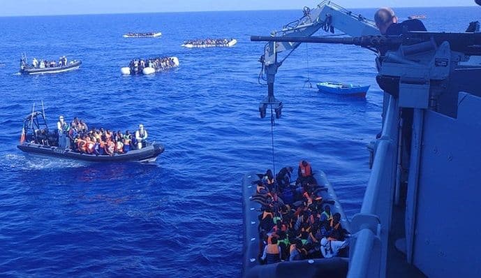 Mornarica spasila 712 migranata kod obale Libije Mornarica spasila 712 migranata kod obale Libije