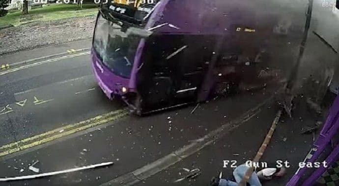 Udario ga autobus, on ustao i otišao u pab (Video) Udario ga autobus, on ustao i otišao u pab (Video)