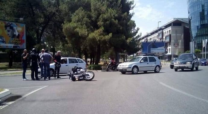 Udes kod ''The Capital Plaza'' centra: Oboren motociklista (Foto) Udes kod ''The Capital Plaza'' centra: Oboren motociklista (Foto)
