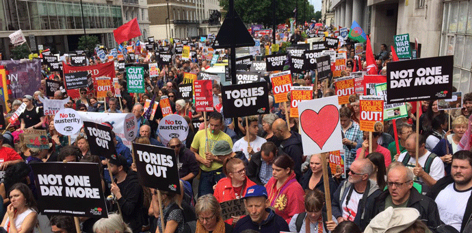 Hiljade na ulicama protiv Tereze Mej Hiljade na ulicama protiv Tereze Mej