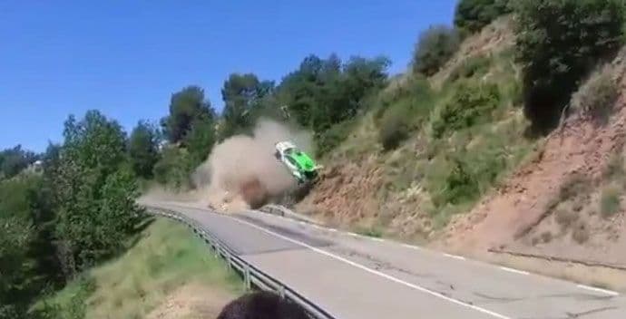 Stravičan udes na reliju, vozač i suvozač čudom preživjeli (VIDEO) Stravičan udes na reliju, vozač i suvozač čudom preživjeli (VIDEO)