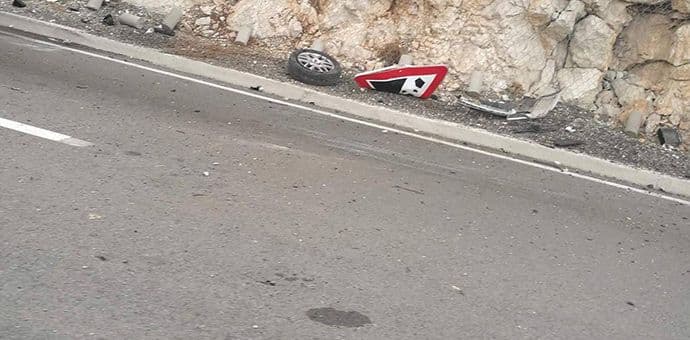 Put Cetinje - Budva: Automobil završio na krovu (Foto) Put Cetinje - Budva: Automobil završio na krovu (Foto)