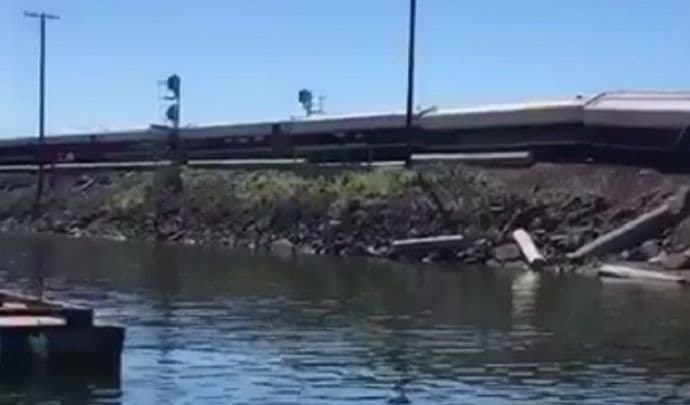 SAD: Voz sa 267 putnika iskočio iz šina SAD: Voz sa 267 putnika iskočio iz šina