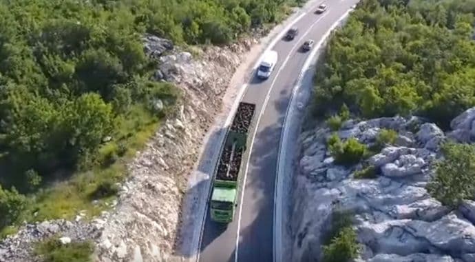 Slučajno ''uhvaćen'' još jedan kamion koji je istovarao gume? Slučajno ''uhvaćen'' još jedan kamion koji je istovarao gume?