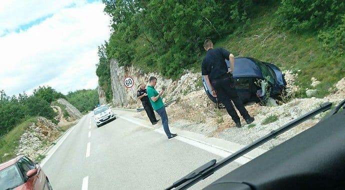 Automobilom izletio sa puta Vilusi - Grahovo (Foto) Automobilom izletio sa puta Vilusi - Grahovo (Foto)