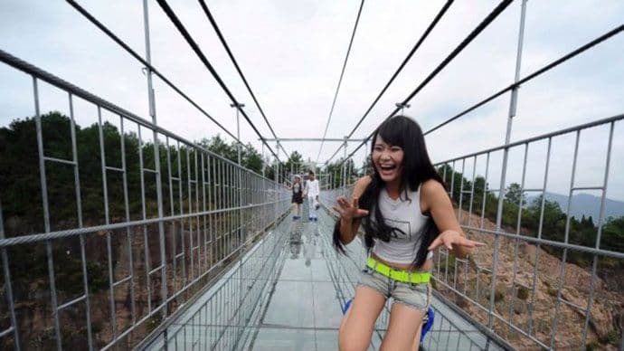 Stakleni most u Kini ušao u Ginisovu knjigu rekorda Stakleni most u Kini ušao u Ginisovu knjigu rekorda