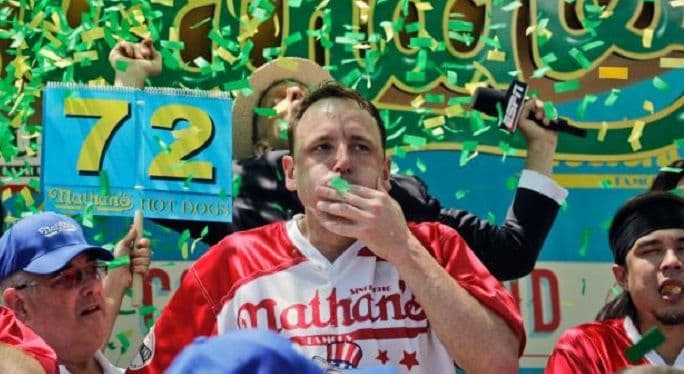 Amerikanac deseti put pobijedio u jedenju hot dogova, progutao čak 72 Amerikanac deseti put pobijedio u jedenju hot dogova, progutao čak 72