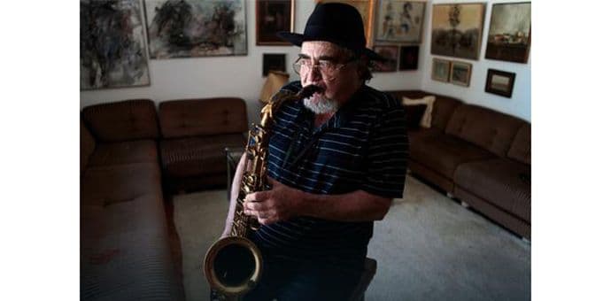 Preminuo Mića Marković, autor kultne muzike iz serije "Otpisani" Preminuo Mića Marković, autor kultne muzike iz serije "Otpisani"