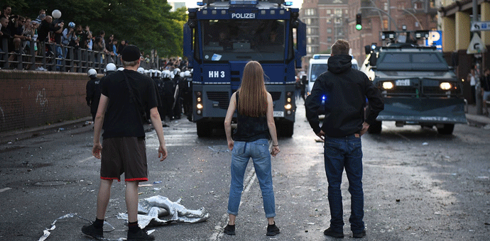 "Ratna zona": Hamburg u plamenu, oklopna vozila svuda (VIDEO) "Ratna zona": Hamburg u plamenu, oklopna vozila svuda (VIDEO)